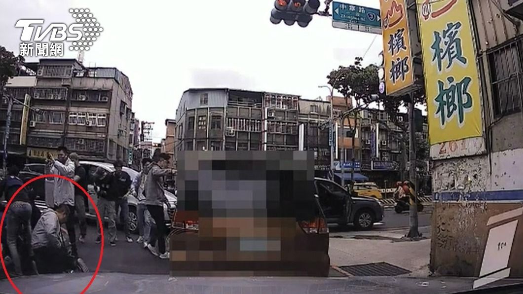 曾姓通緝犯被警方壓制在地。(圖/TVBS)
