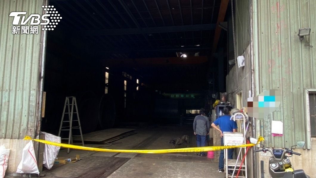 吊具突斷裂!2.5噸重鐵板從天而降 工人遭壓擊慘死