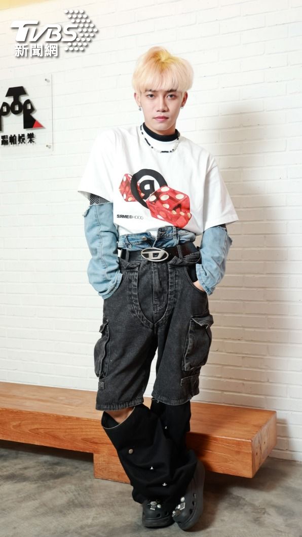 蔡朕喜歡搞設計,整身衣服都是他自己搭配、創作的。(圖/趙世平攝)