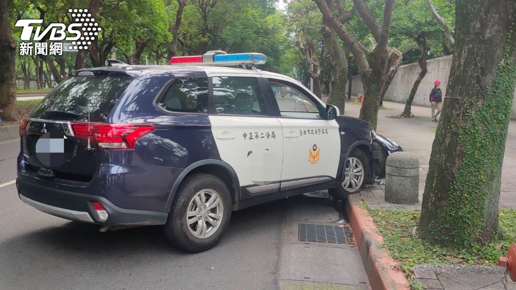總統官邸旁警車自撞!為撿警用小電腦過彎衝人行道 1警傷