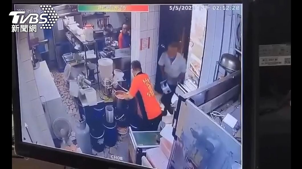 真衰! 瓦斯瓶把手脫落外洩引氣爆 瓦斯工和店家2人傷