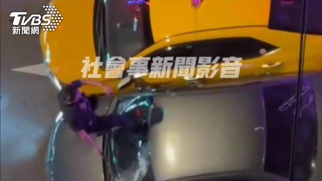紅燈右轉拒捕 沿路蛇行撞車 桃勇警破窗逮人