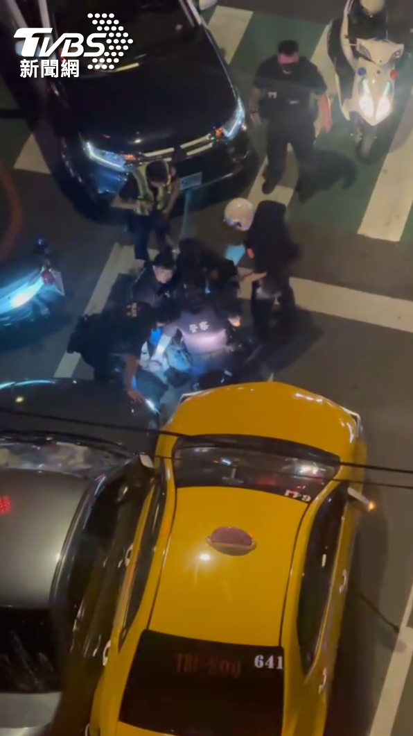 紅燈右轉拒捕 沿路蛇行撞車 桃勇警破窗逮人 (圖/ 民眾提供)