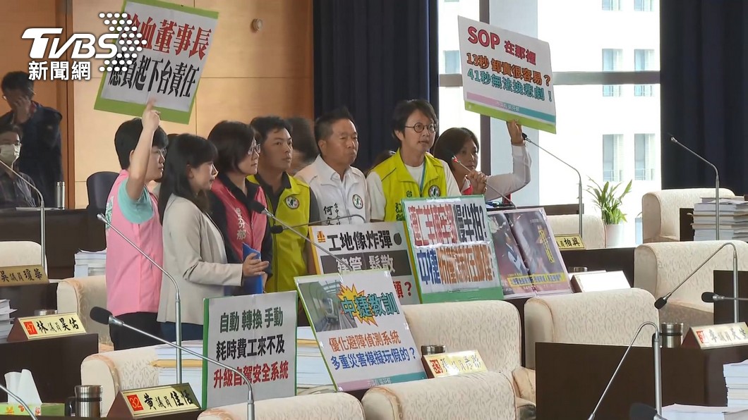民進黨團衝上前去,要董事長下台。(圖/TVBS)