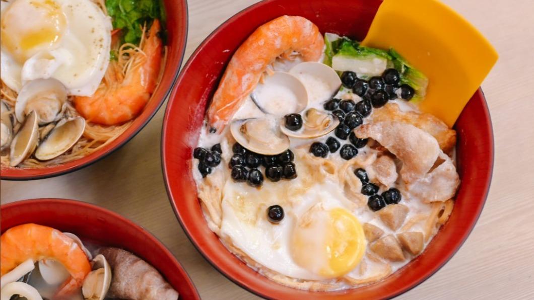 珍珠奶茶鍋燒意麵神似「豚骨風味」。（圖／女子的休假計劃提供）