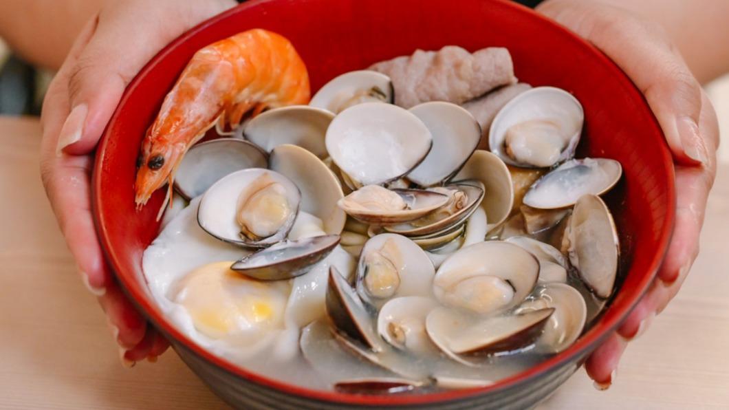 整碗爆量的蛤蜊，直接滿到看不到主食。（圖／女子的休假計劃提供）