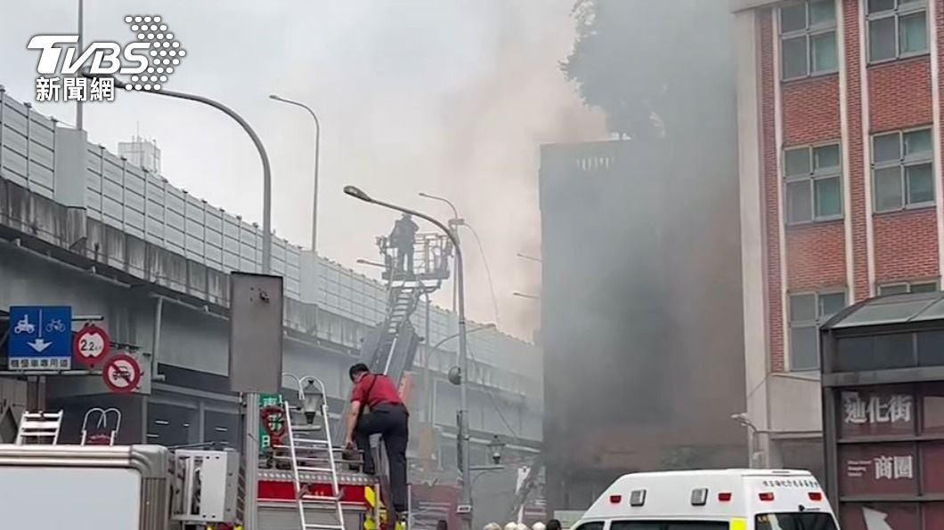 空屋自燃?大稻埕旁民宅起火竄煙狂燒 消防急射水撲
