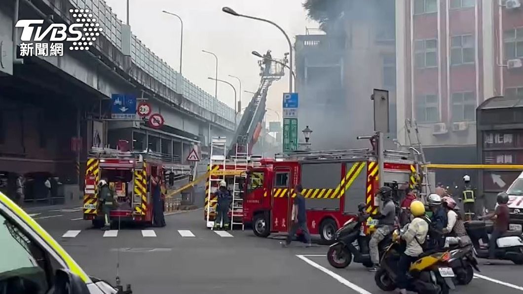 消防人員趕抵現場灌救。(圖/TVBS)