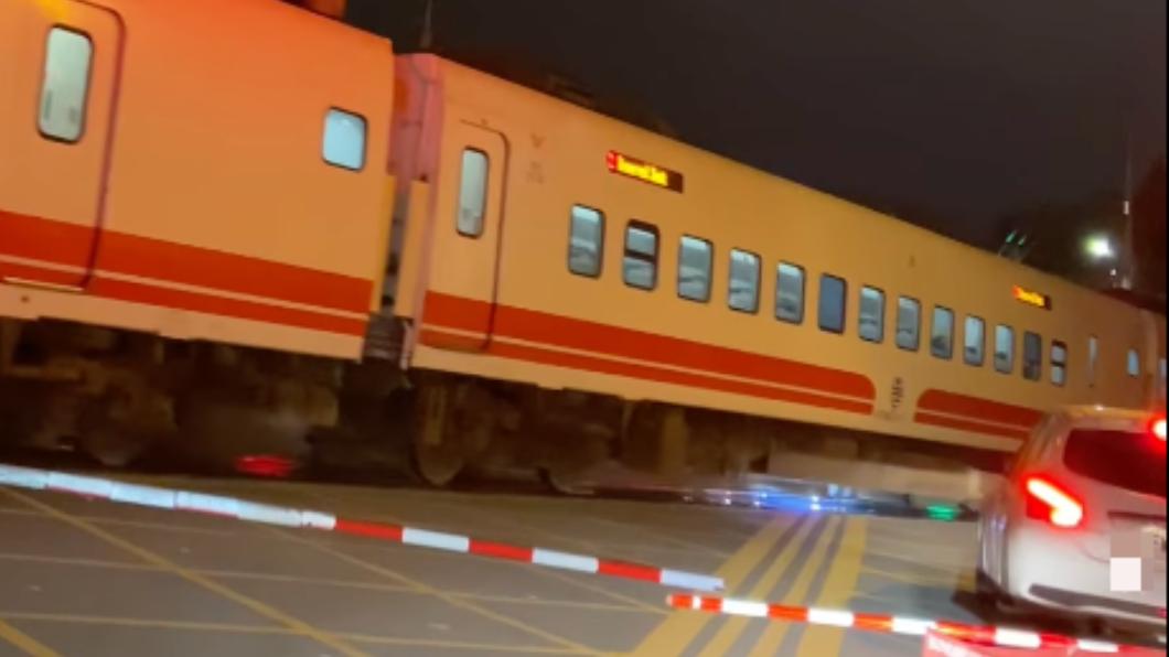 該台白車趕緊後退緊靠柵欄。（圖／翻攝自花蓮同鄉會臉書）