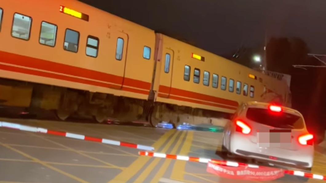 差一點釀大禍!白車闖花蓮平交道臨停區 列車急煞險撞上