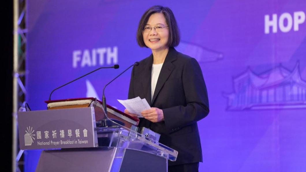 總統蔡英文4度將「空中英語教室」創辦人、知名傳教士彭蒙惠名字講成「戴蒙惠」。（圖／總統府提供）