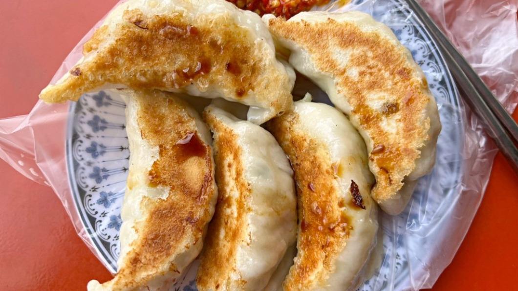 黃金大鍋貼必點。(圖/陳小可的吃喝玩樂提供)