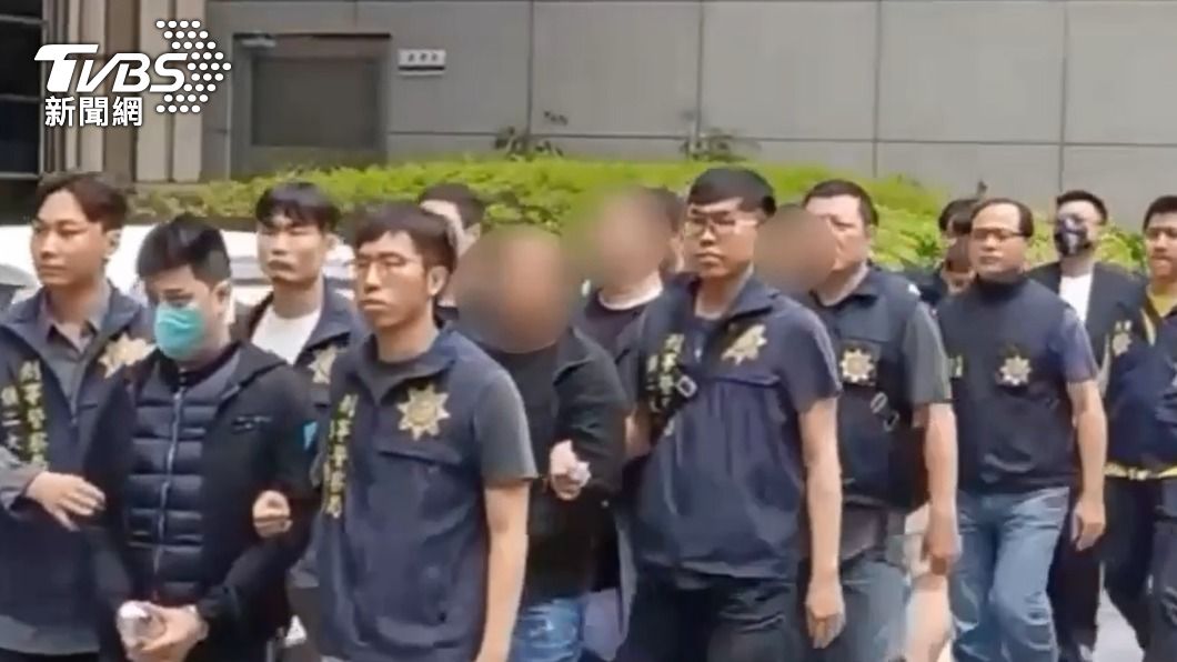 警方掃蕩竹聯幫旭仁會,逮捕多名幫派成員。(圖/TVBS)