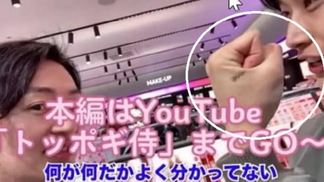 2名Youtuber到明洞美妝店內，竟開玩笑將眉筆伸入鼻孔內。（圖／翻攝自@3300NIRVANA推特）
