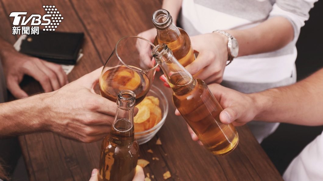 減少飲酒能夠降低體內壞膽固醇的增加。（示意圖／shutterstock達志影像）
