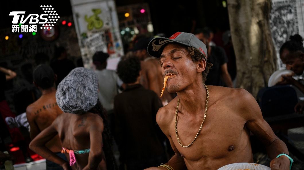 法爾科內舉辦的活動中,也提供食物給無家者們。(圖/達志影像美聯社)