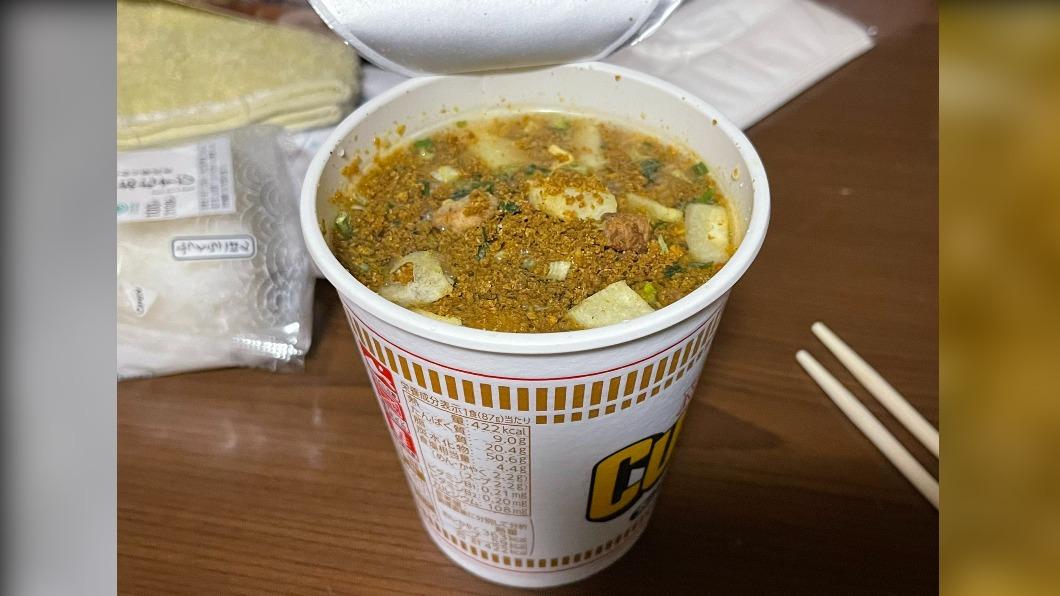 推主PO出不小心加錯水的日清杯麵圖片,杯中的調味料看起來沒有溶解開來的跡象。(圖/翻攝自@@makkoi_official推特)