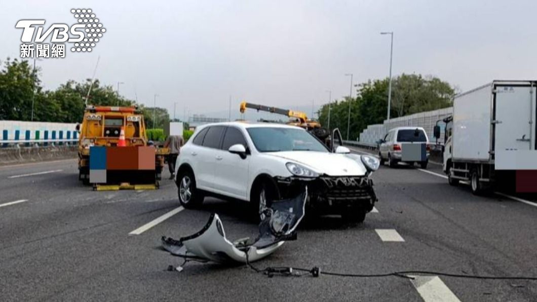 保桿整片掉了！國3保時捷變換車道失敗　擦撞弄翻小貨車
