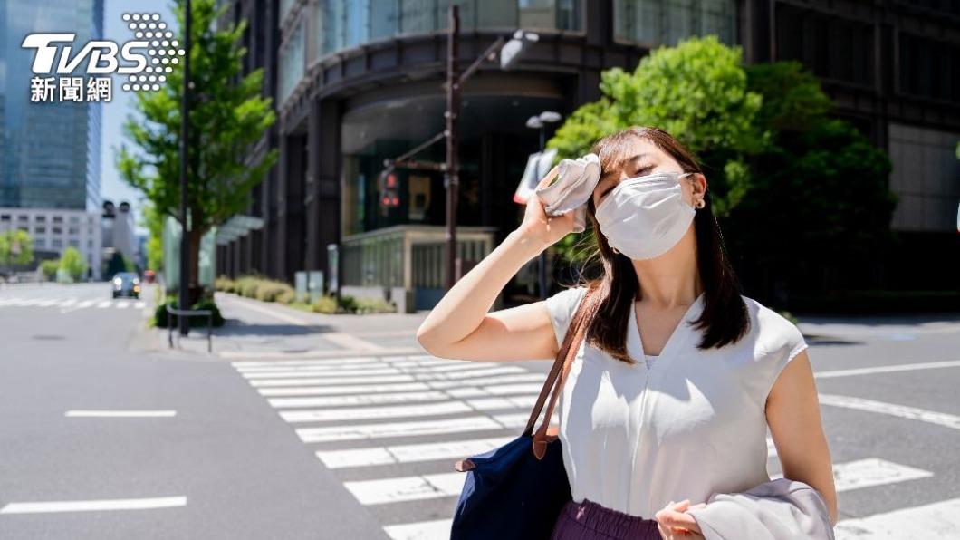 夏天炎熱天氣讓民眾只想待在冷氣房。(示意圖/shutterstock達志影像)