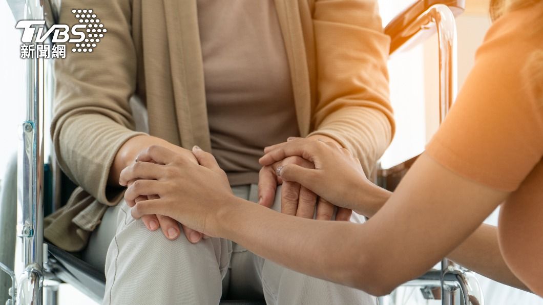 半癱婆婆拒請看護卻逼「媳婦離職」 網怒:當免費台傭?