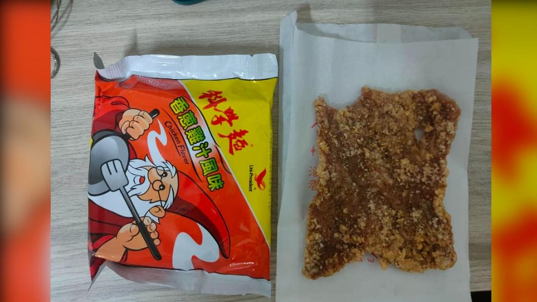 排骨比科學麵還要小。(圖/翻攝自爆怨公社)