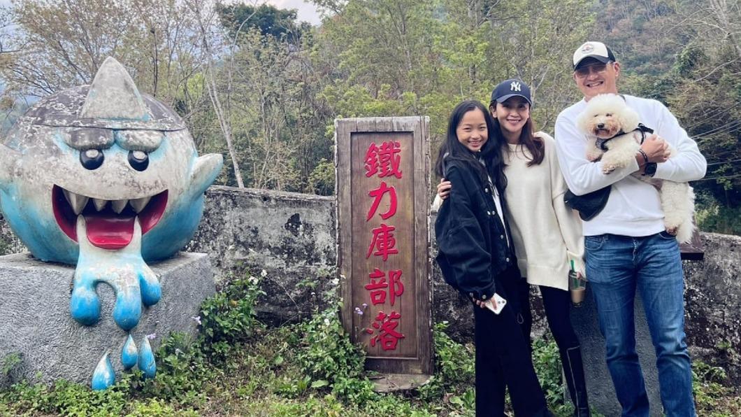 蔡逸帆（中）帶著老公、女兒到部落體驗大自然。（圖／艾迪昇傳播提供）