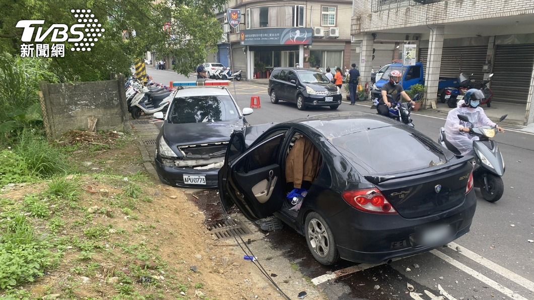 天意?! 女通緝請友幫開車搬家 竟在派出所前自撞警車落網