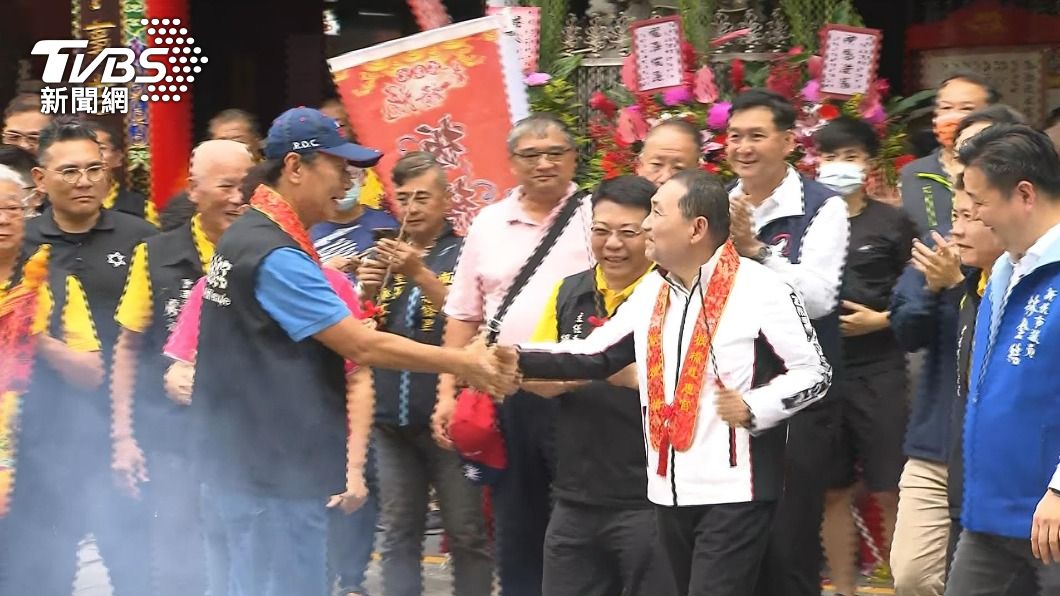 郭台銘與侯友宜在板橋慈惠宮同台。(圖/TVBS資料畫面)