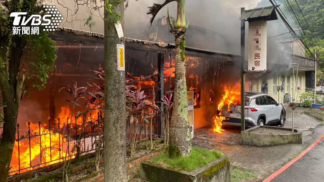 烏來老街民宿起火黑煙竄天 女屋主困3樓消防急破窗救出