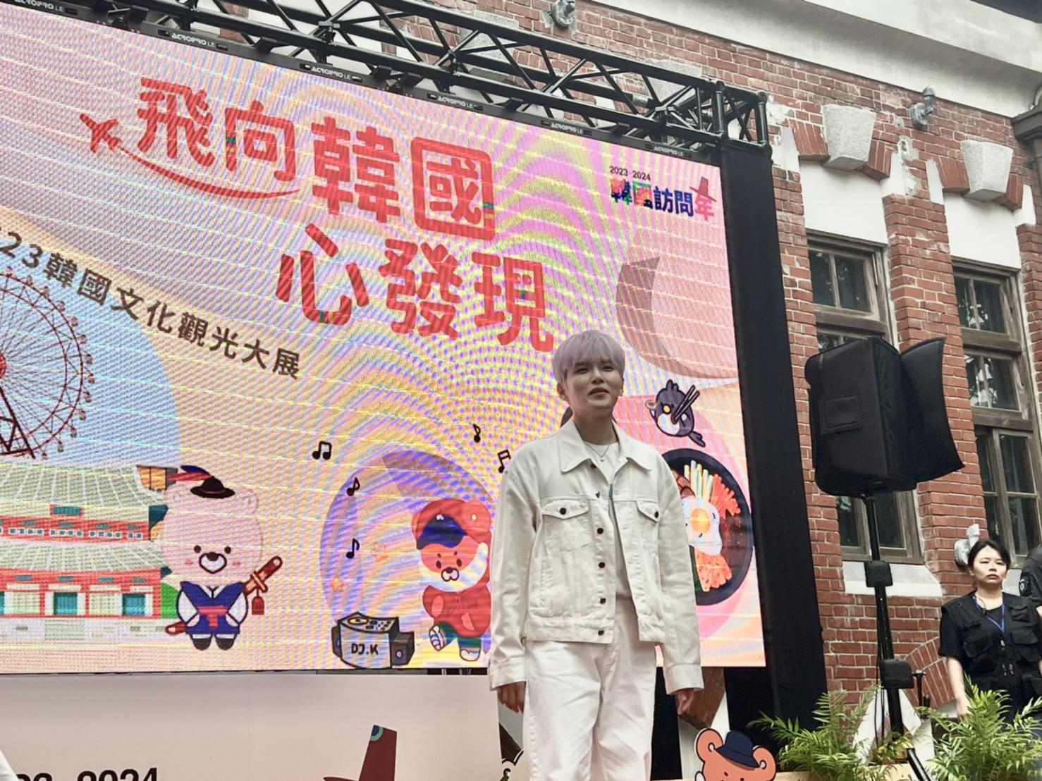 最後厲旭特意到場外跟現場粉絲打招呼。(圖/林坤緯攝)