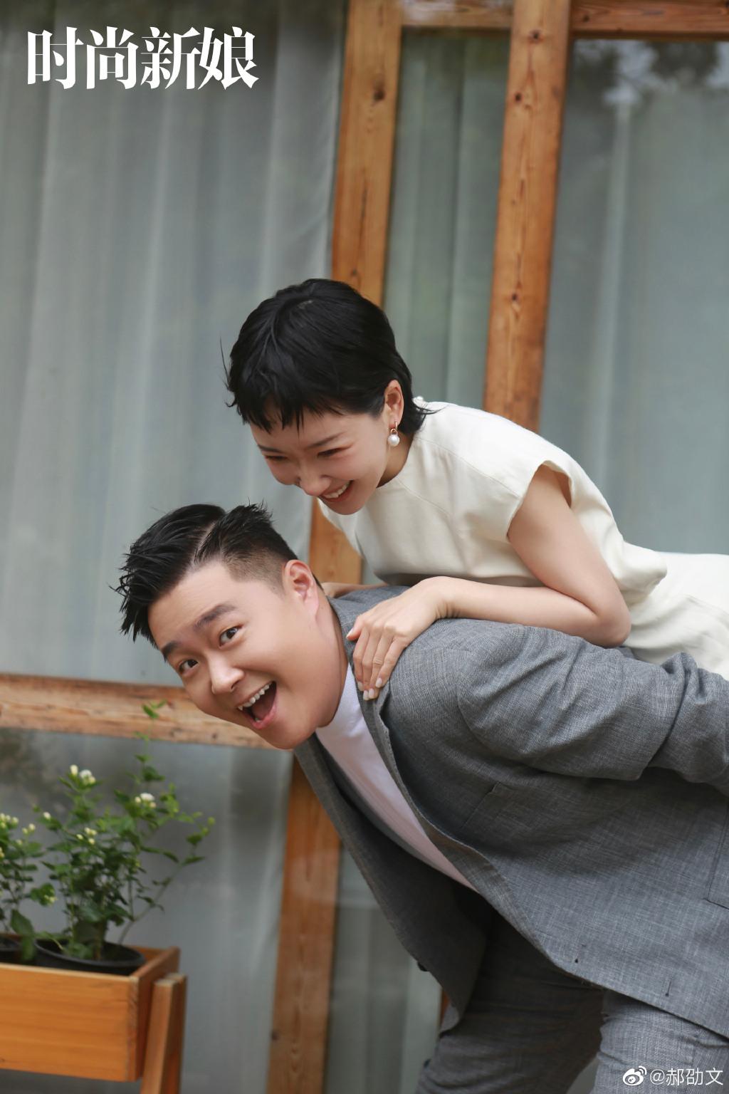 郝劭文背起老婆林寧瑞。(圖/翻攝自郝劭文微博)