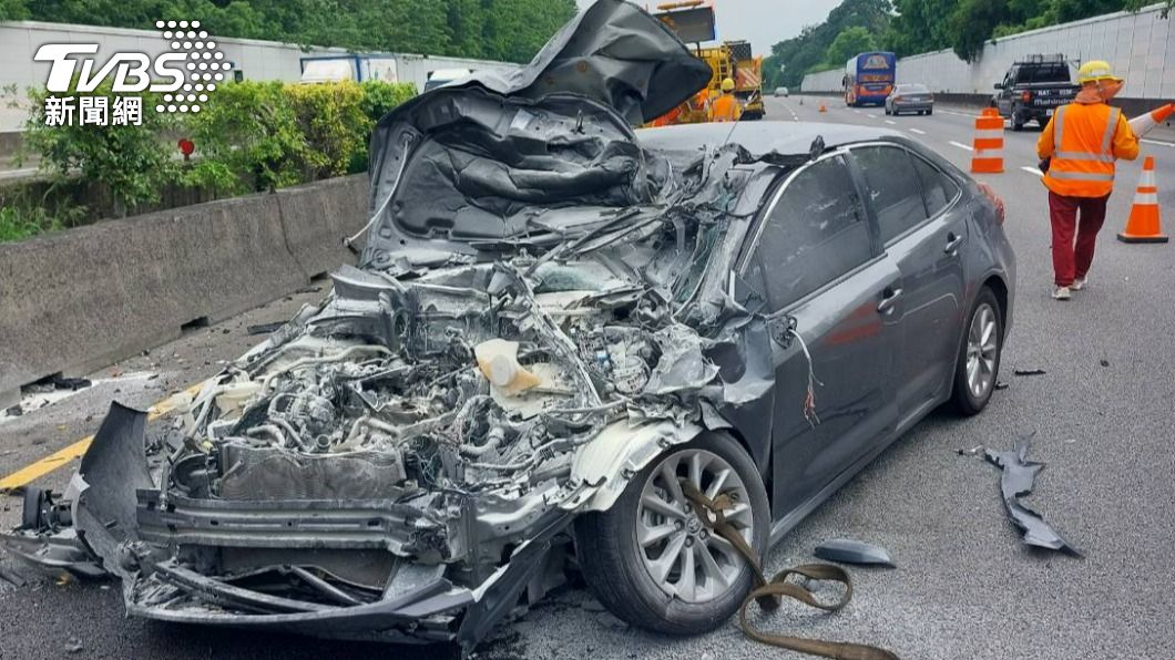 好聊嗎?開自動駕駛邊講電話 追尾緩衝車「整輛炸裂起火」