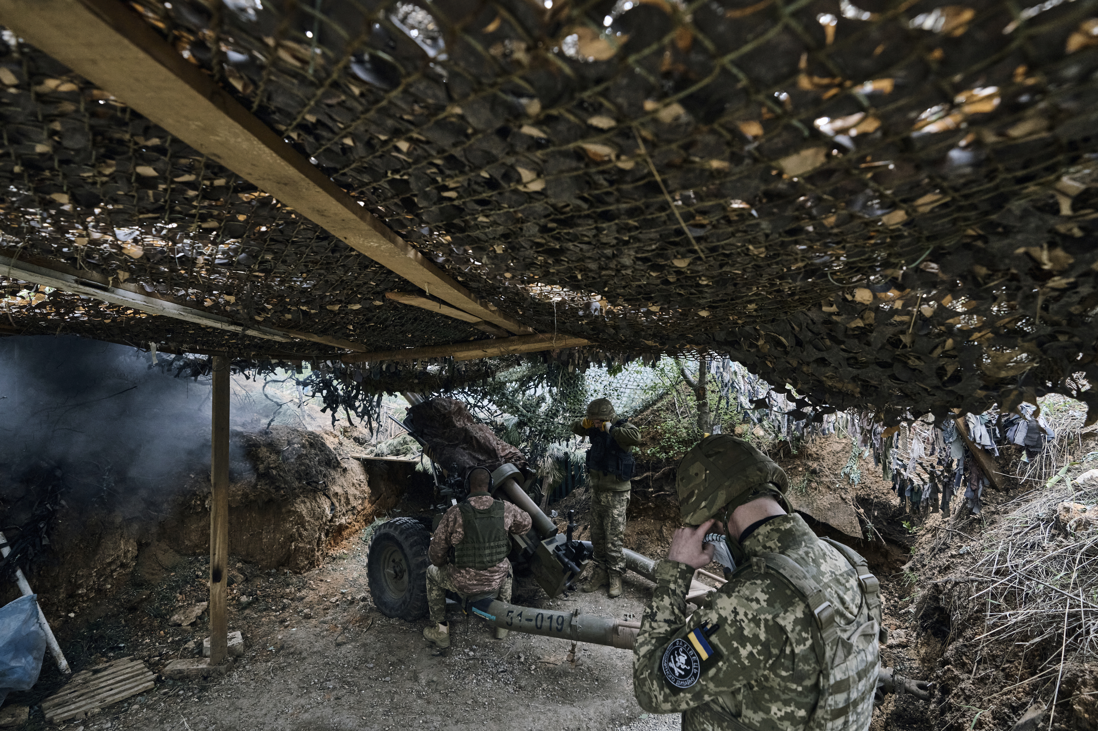 烏克蘭砲兵在俄羅斯慶祝勝利日當天砲擊俄軍據點。(畫面來源:AP)