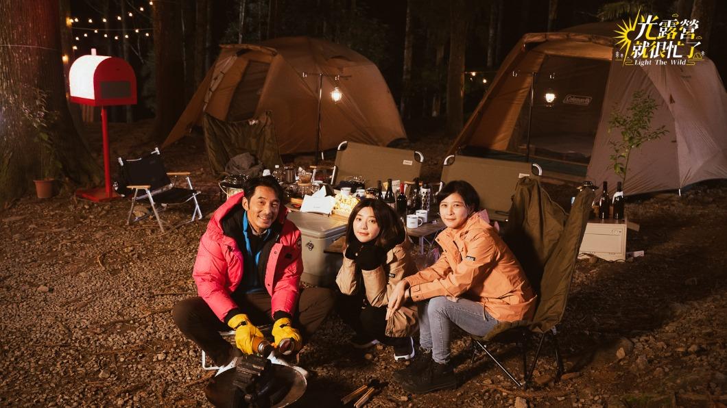 李李仁(左起)、郭雪芙、江宜蓉負責升火。(圖/TVBS)