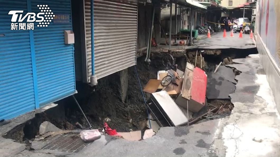 一旁建案在施作連續壁工程，之後就出現地基坍塌情況。（圖／TVBS）