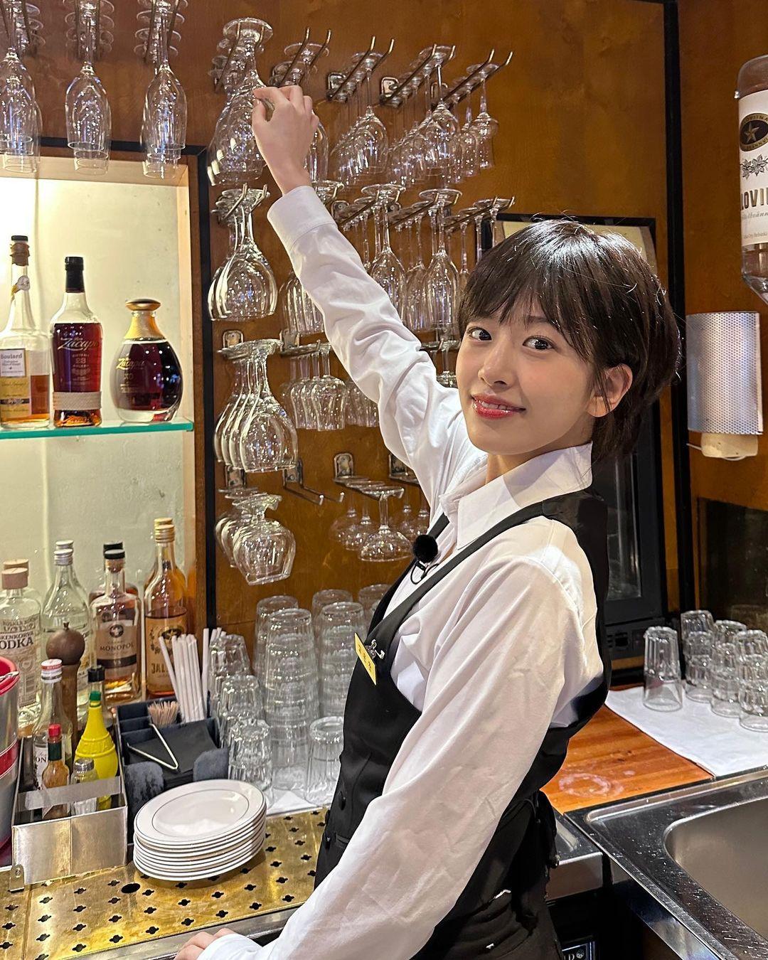 安兪真變身短髮咖啡店員。(圖/翻攝自安兪真IG)