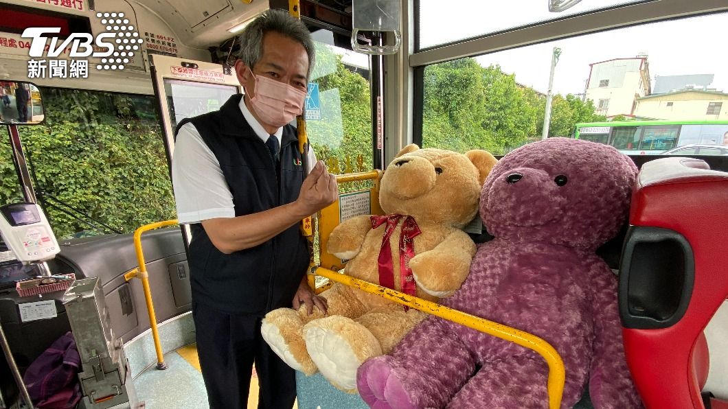 身障人士友善公車!阿嬤捧一箱泡麵等車 給暖心司機墊胃