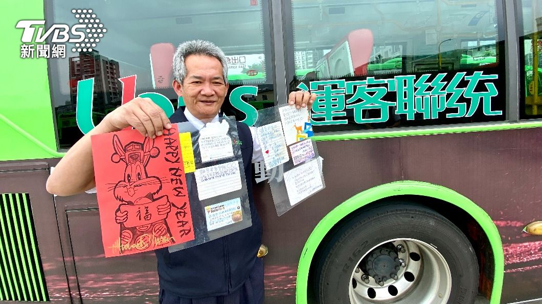 羅兆彬把收到的卡片護貝珍藏。(圖/TVBS)