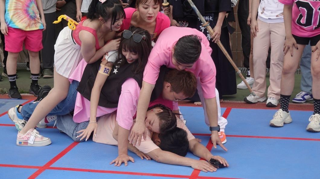 胡瓜被6人重壓。(圖/民視提供)