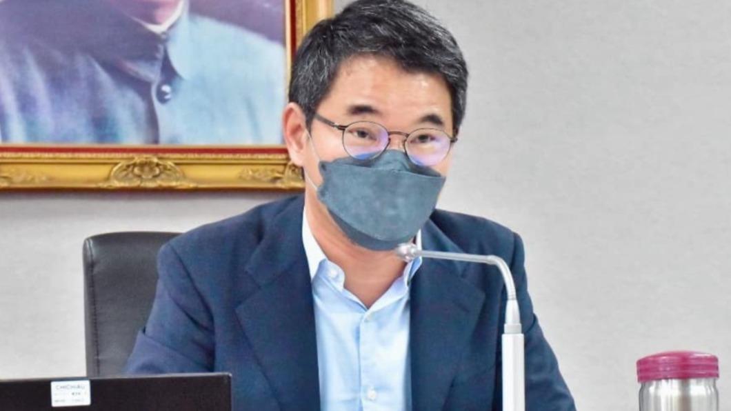 立委劉建國及時協助在廁所內跌倒的阿伯。(圖/翻攝自劉建國臉書)
