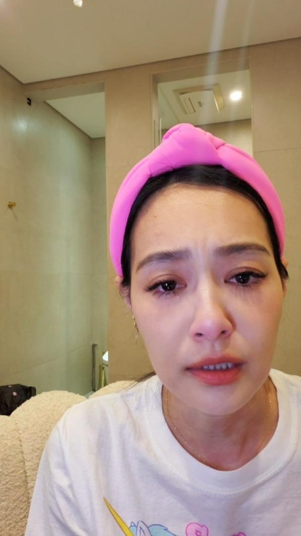 王思佳在直播中多次哽咽。(圖/翻攝自王思佳IG)