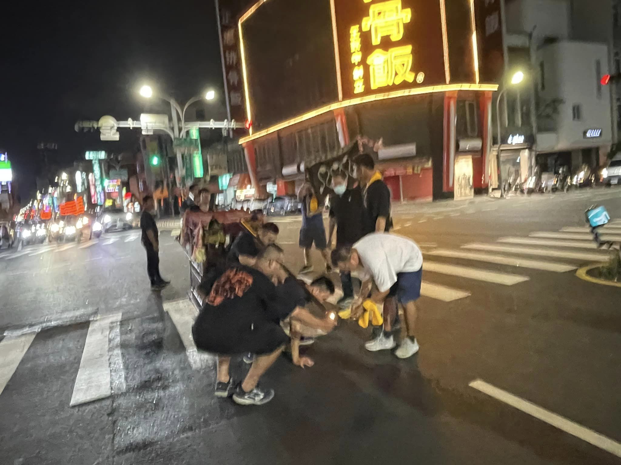 城隍爺首巡便來到車禍現場路祭。(圖/翻攝自謝奇峰臉書)