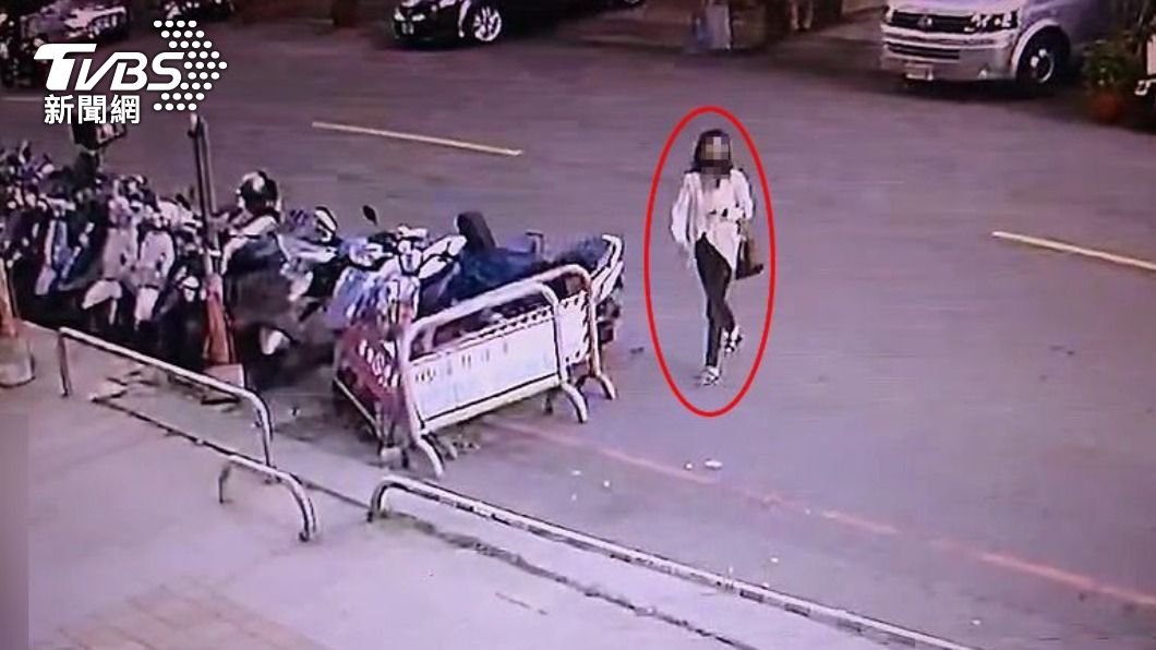 張母至在毒品上手的車輛上完成毒品交易。 （圖／警方提供）