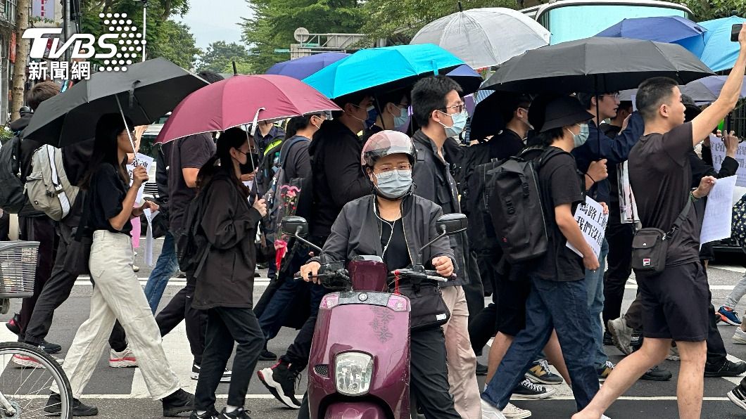 沒在滑手機！網號召「行人大富翁」悼念罹難者　到場人數曝
