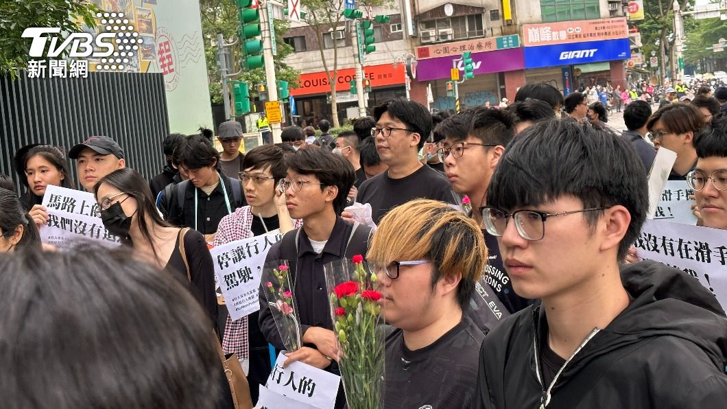 網號召「行人大富翁」悼念罹難行人，約200人到場響應。（圖／葉韋辰攝）