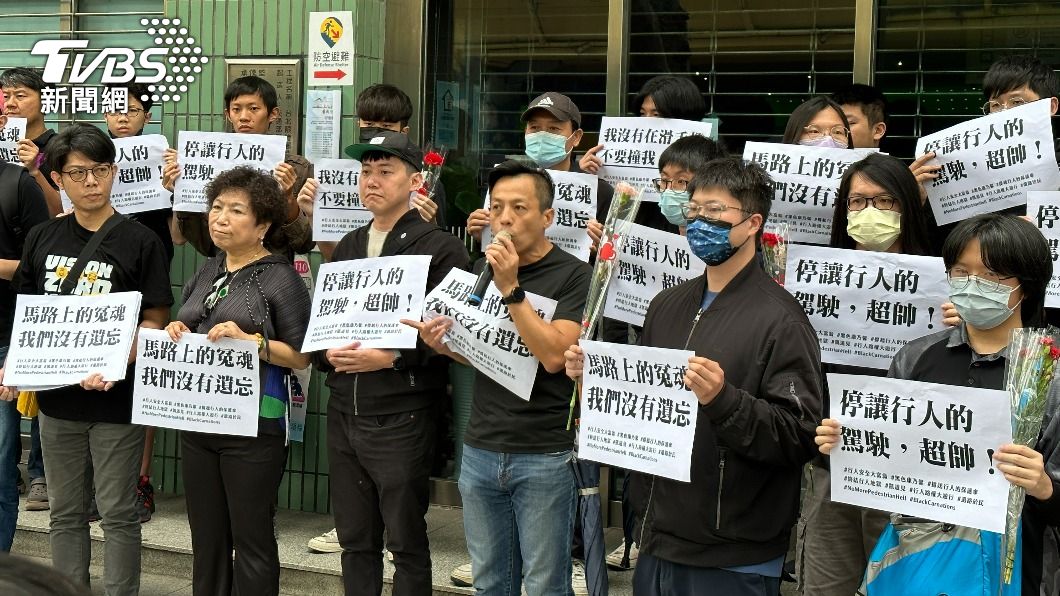 網號召「行人大富翁」悼念罹難行人，約200人到場響應。（圖／葉韋辰攝）