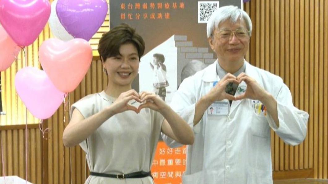 藝人于子育和門諾醫院院長吳鏘亮合照,一同為門諾慢飛天使募款。(圖/TVBS)