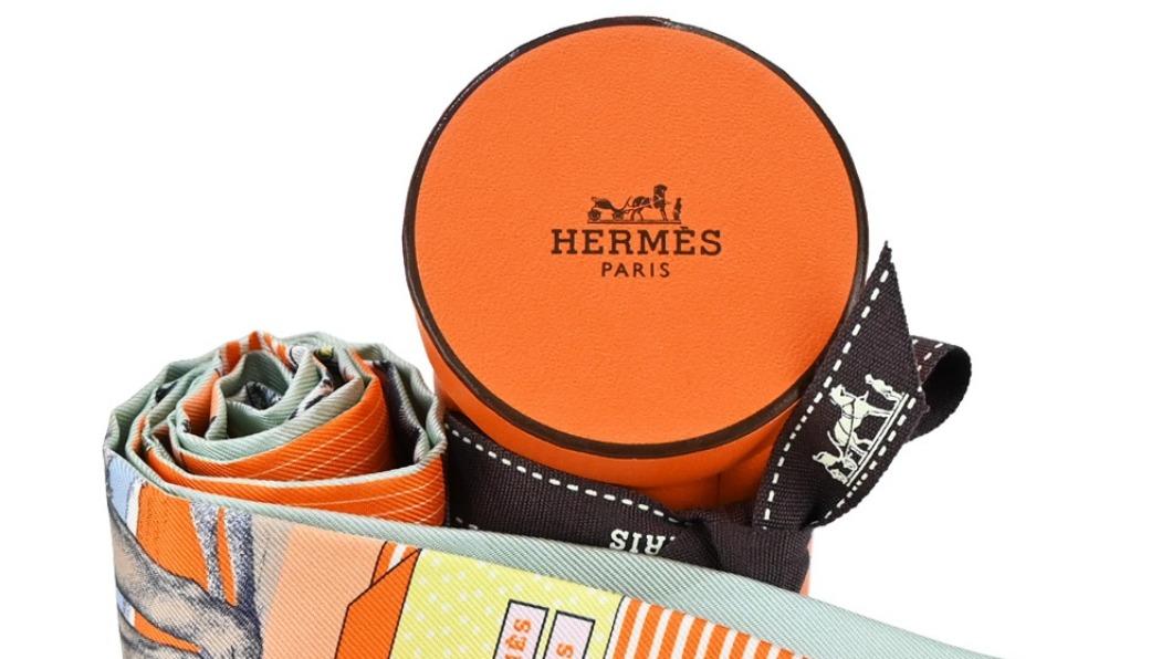 「Hermes 愛馬仕大劇院斜紋斜紋Twilly 絲巾」也打出67折優惠,只需8999元就可將精品帶回家。(圖/業者提供)