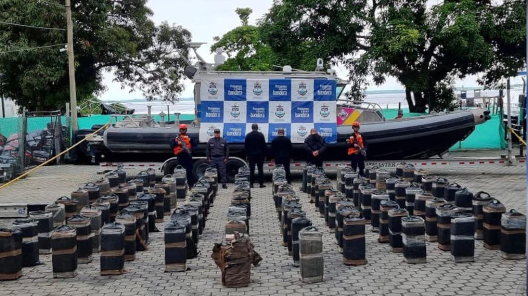 哥倫比亞海軍查獲一艘長30公尺的潛艇,用來運載3噸古柯鹼。(圖/翻攝自自哥倫比亞海軍推特)