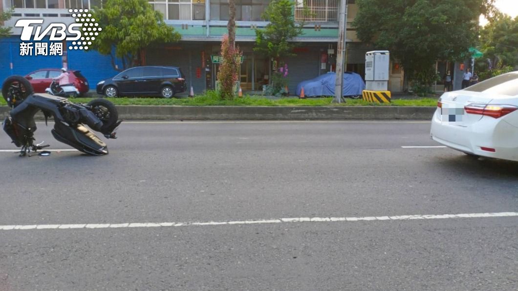 又是酒駕!台中男騎士衝撞轎車 機車翻覆倒立成「立筊」